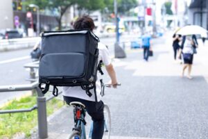 市街地でよくみかけるフードデリバリーの配達パートナー（自転車）