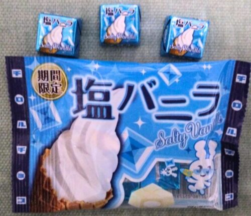 チロルチョコ塩バニラ味の2025年と2026年の内容量比較検証。チロル塩バニラ2025(6個入り)